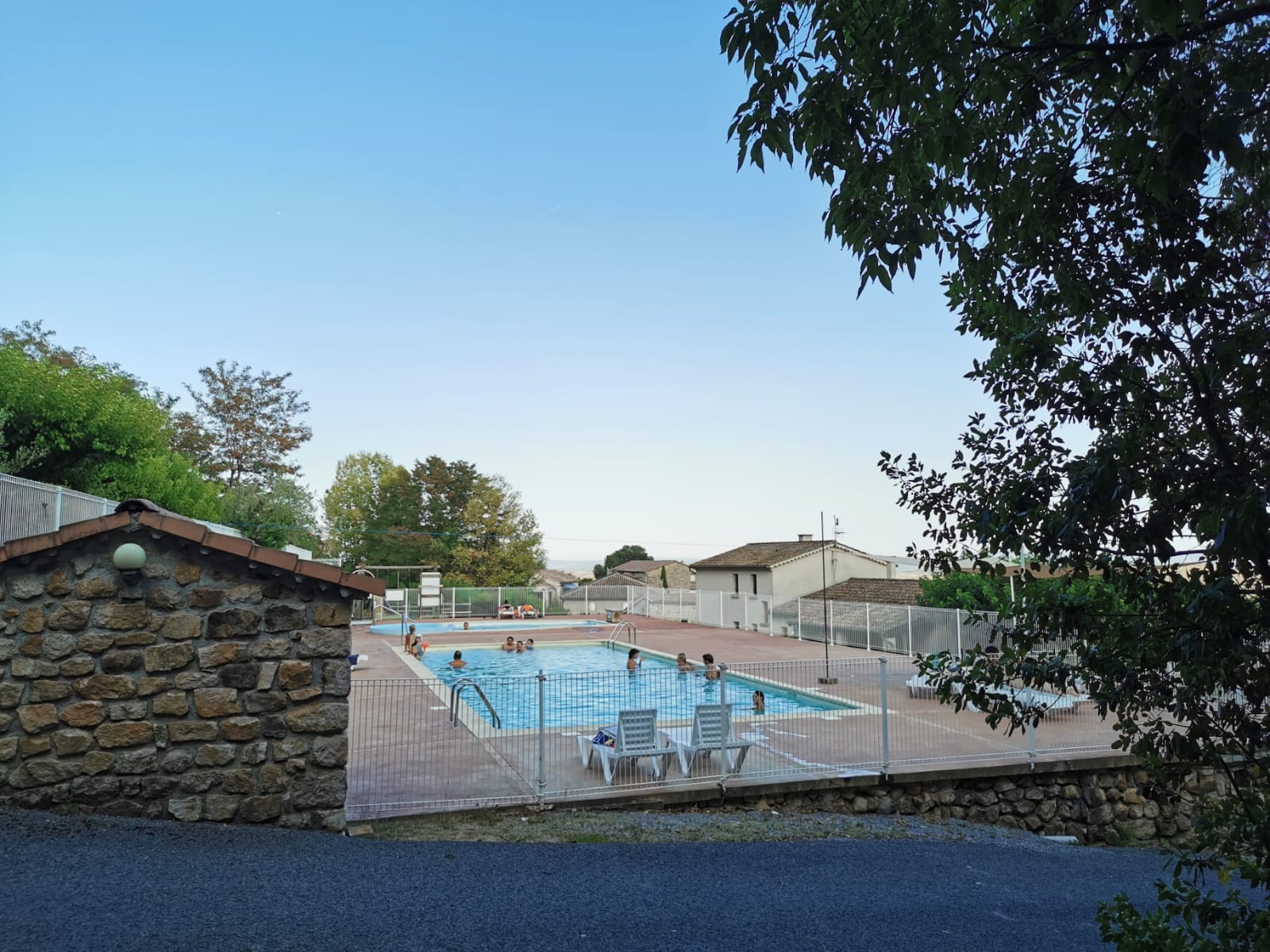 camping du vignal familial glamping lablachere joyeuse rosieres ribes planzolles payzac animation activités chalet nature repos piscine détente repos farniente ombragé location