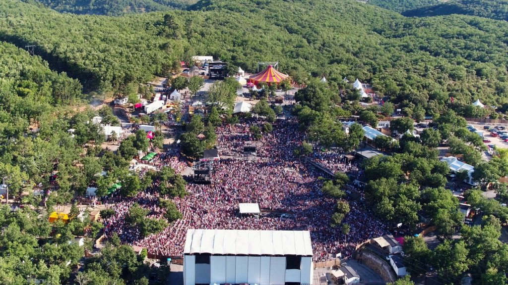 camping du vignal activités en sud ardeche festival aluna familial glamping lablachere joyeuse rosieres ribes planzolles payzac sud ardeche piscine spa familial animation activités chalet location ombre détente