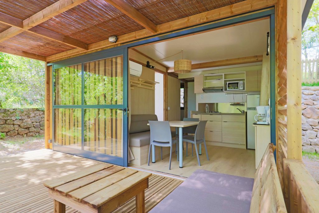 Chalet camping du vignal location piscine nature lablachere joyeuse rosières terrasse