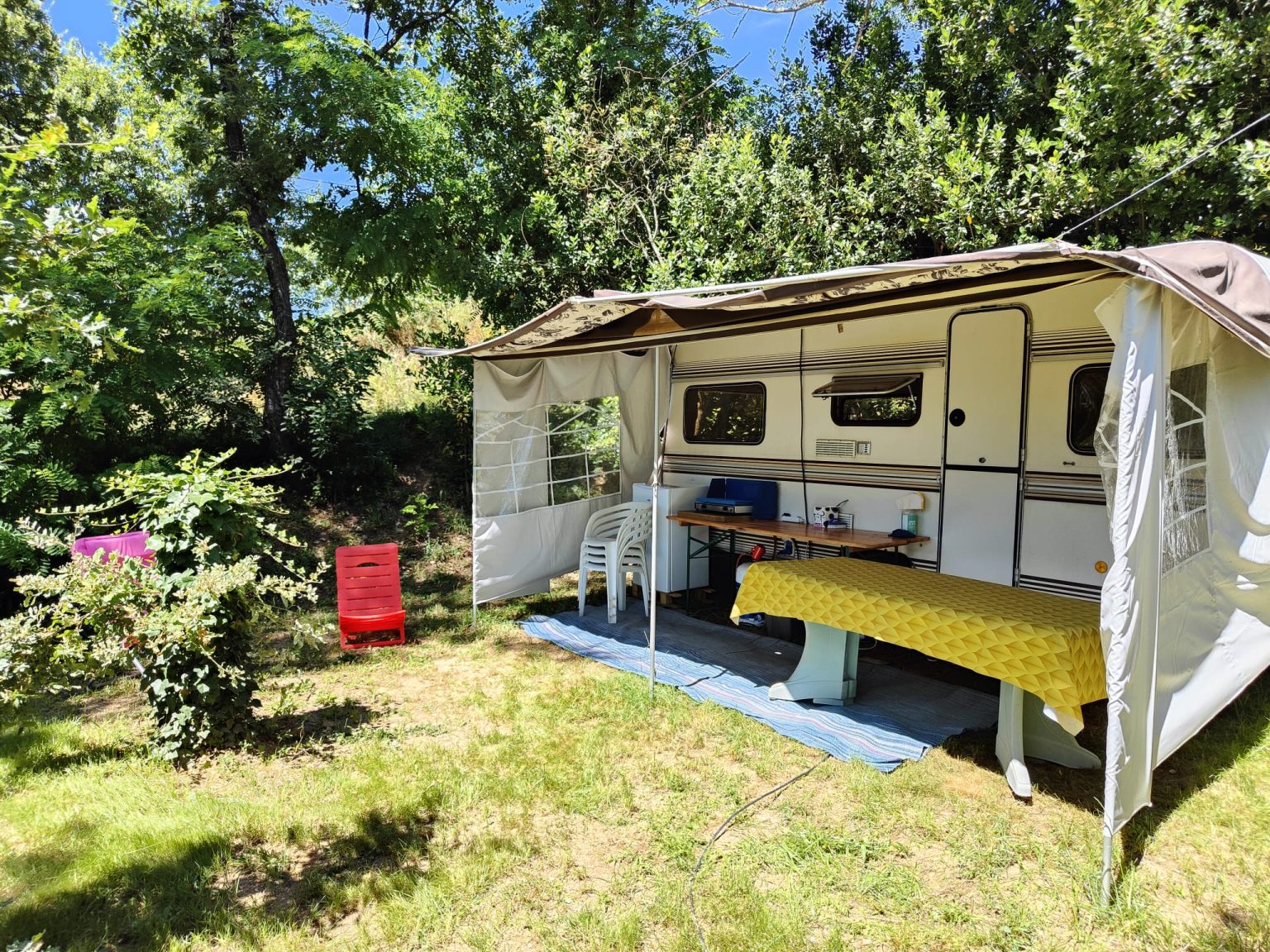 Caravane camping familial piscine ardeche joyeuse lablachere rosières
